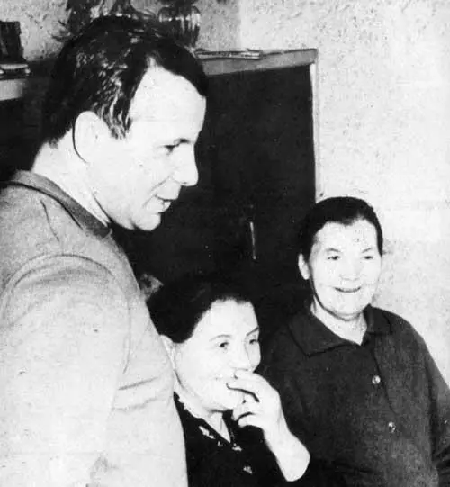 Юрий Гагарин с родными и близкими в минуты отдыха СП Королев и ЮА - фото 69