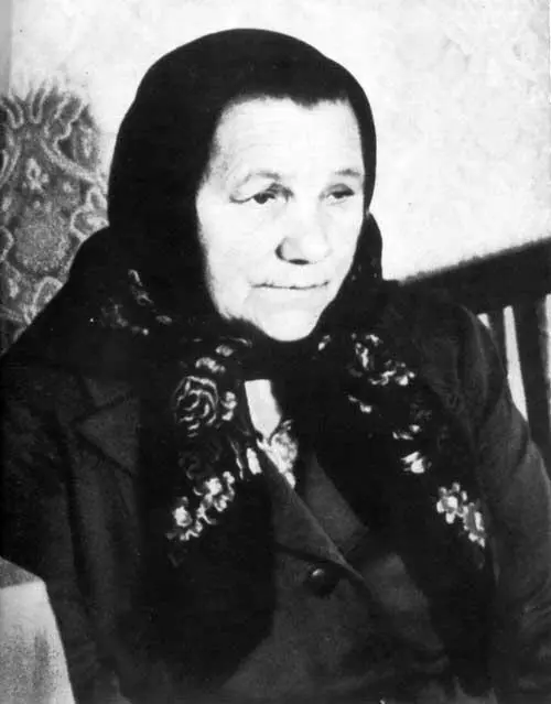 Анна Тимофеевна Гагарина в клушинском доме С пионерами в Мемориальном музее - фото 75