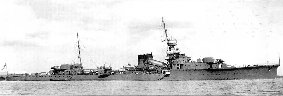 Снимок легкого крейсера Юбари сделан в 1933 г На корабле еще сохранились - фото 89