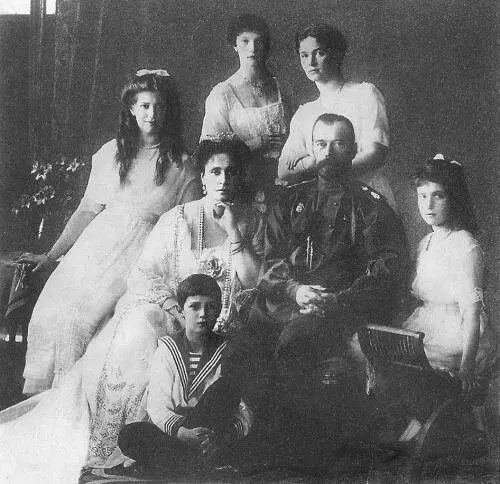 Император Николай II с августейшим семейством 1913 г Со второй половины 1915 - фото 60