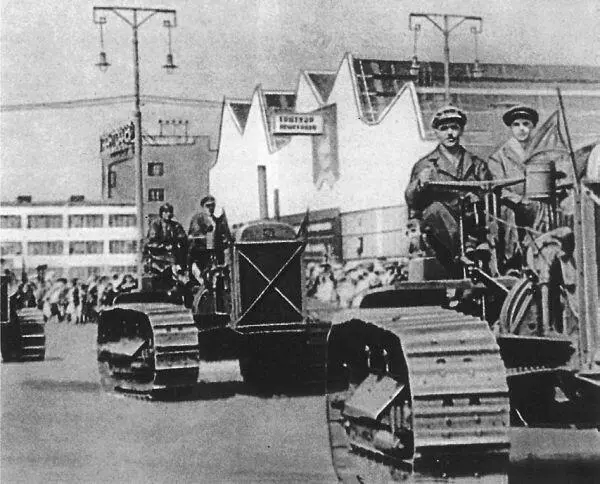 Колонна первых тракторов Челябинского тракторного завода 1933 г Суть - фото 83