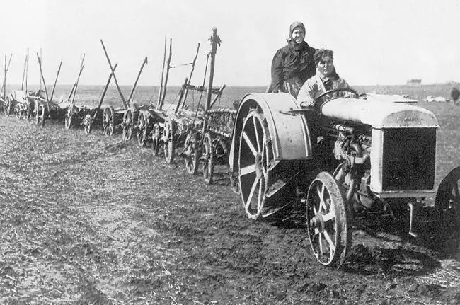 Новая техника в колхозе 1930 г Во многих местностях крестьяне так обеднели - фото 85
