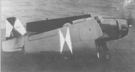 ТВМ5 из VT83 рулит по палубе авианосца USS Essex CV9 19 апреля 1945 года - фото 147