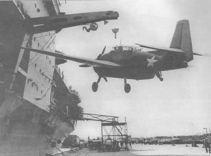 TBF1 во время погрузки на авианосец USS Ranger в 1942 году Самолеты TBF1 - фото 10