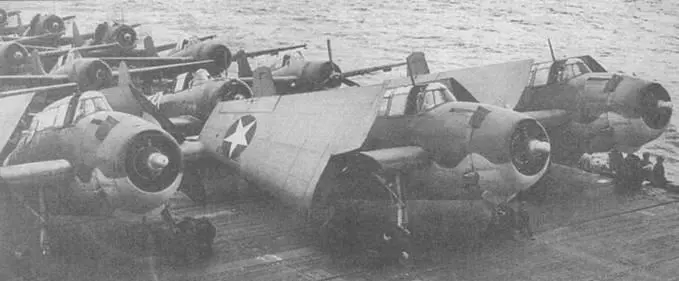 Самолеты TBF1 F4F4 SBD3 на палубе авианосца USS Ranger перед операцией - фото 11