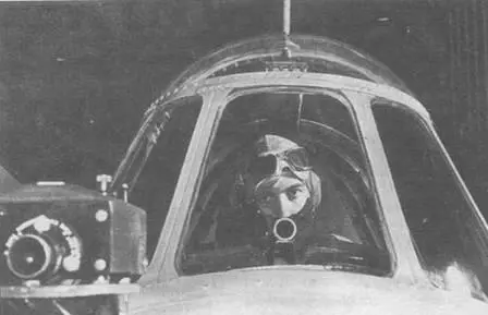 Пилот в кабине Эвенджера стоящего на ангарной палубе эскортного авианосца USS - фото 127