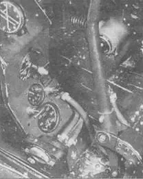 Левая сторона кабины пилота XTBF1 с рукояткой управления работой двигателя - фото 129