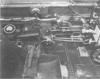 Левая сторона кабины пилота XTBF1 с рукояткой управления работой двигателя - фото 130