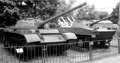 T54 пушка калибра 100 мм слева и плавающий танк ПТ76 пушка калибра 76 - фото 35