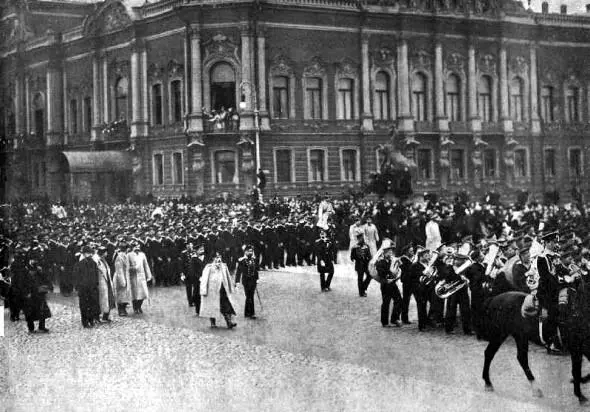 Экипажи Варяга и Корейца на Невском проспекте 16 апреля 1904 г Толпа - фото 29