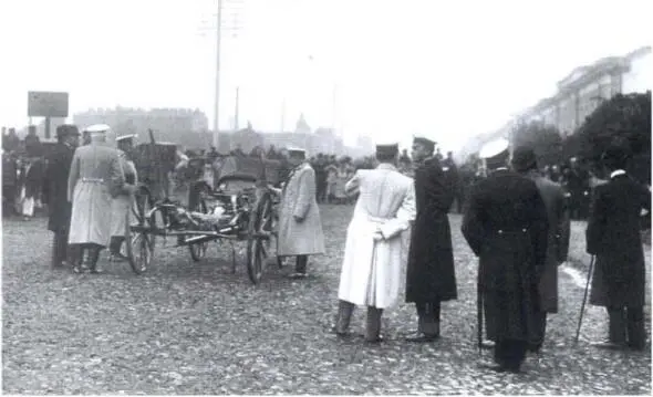 К Булла Полицейские чины осматривают место убийства Плеве 1904 Фасад - фото 32