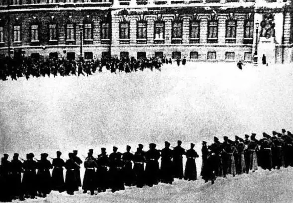 Расстрел демонстрации на Дворцовой площади g января 1905 г Кадр из фильма В - фото 43