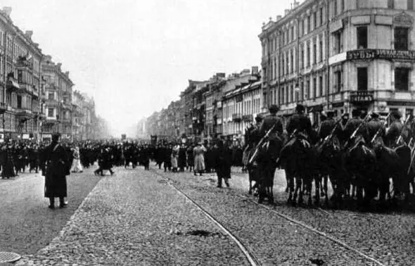 Кавалерия и демонстранты в Петербурге 1905 И всетаки несмотря на такие - фото 61