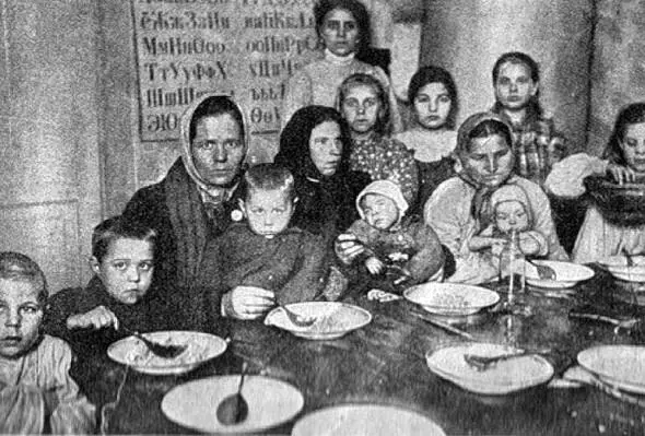 Василеостровский бесплатный питательный пункт фотография из журнала Нива - фото 68