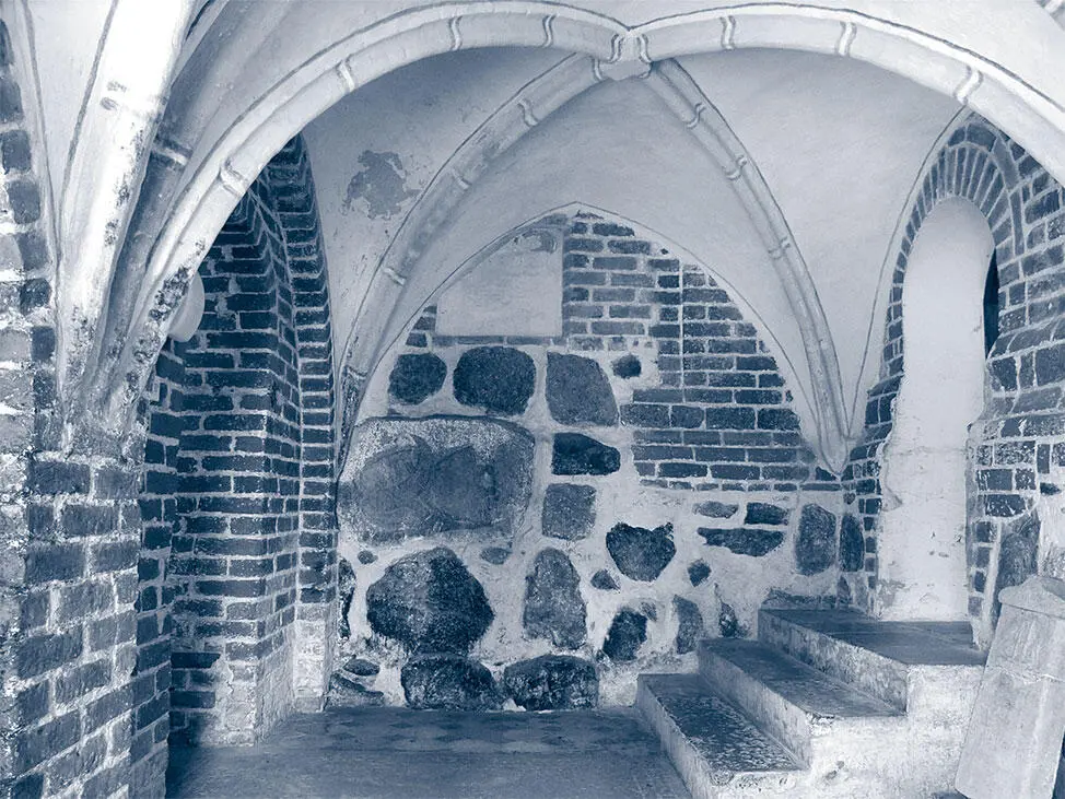 Камень Свентовита в церкви Альтенкирхена Рюген Остров Руян выражаясь - фото 92