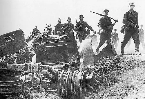 Немецкая пехота на марше В своих воспоминаниях Лукин пишет что впоследствии - фото 32