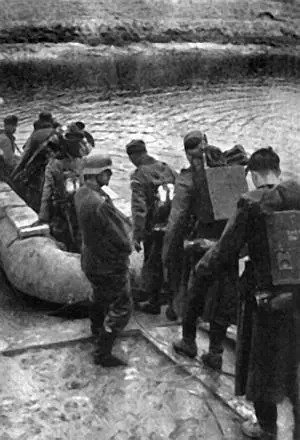 Немецкая пехота переправляется через Днепр В другой своей статье - фото 33