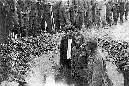 Советские военнопленные перед расстрелом 1941 г Фельдмаршал фон Бок 20 - фото 57