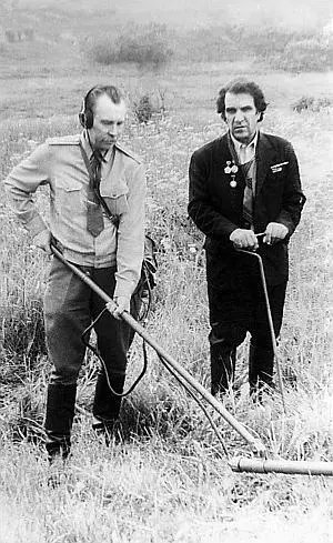 Поиск в пойме р Вязьмы летом 1983 г ведут ветеран полка ММ Беспалов и - фото 76