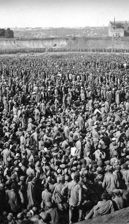 Лагерь военнопленных Умань 1941 г В данном случае несколько особняком - фото 9