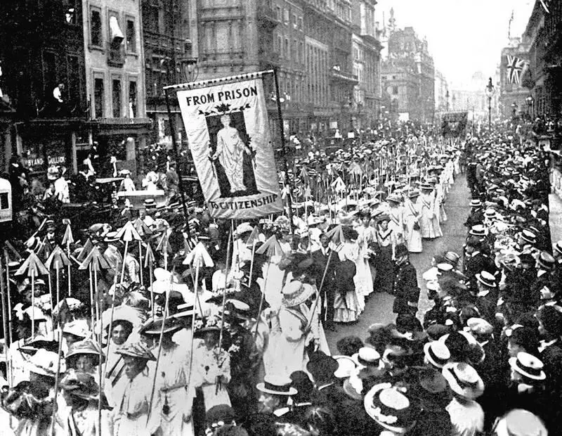 Демонстрация суфражисток в Лондоне в марте 1910 г На плакате написано От - фото 10