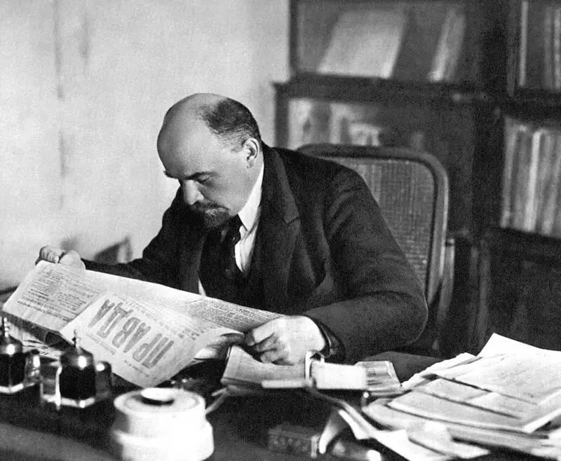 ВИ Ленин за рабочим столом в своем кабинете в Кремле 1918 г Русская - фото 15