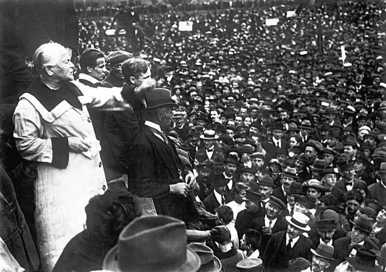 Клара Цеткин выступает на митинге 1930 г Само собой разумеется коммунистки - фото 21