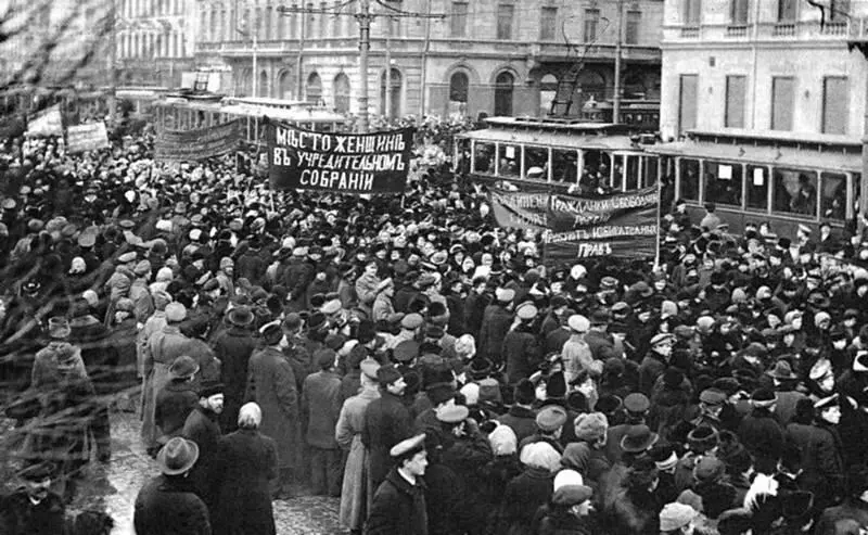 Демонстрация женщин на Невском проспекте 1917 г Пока женщина не принимала - фото 24