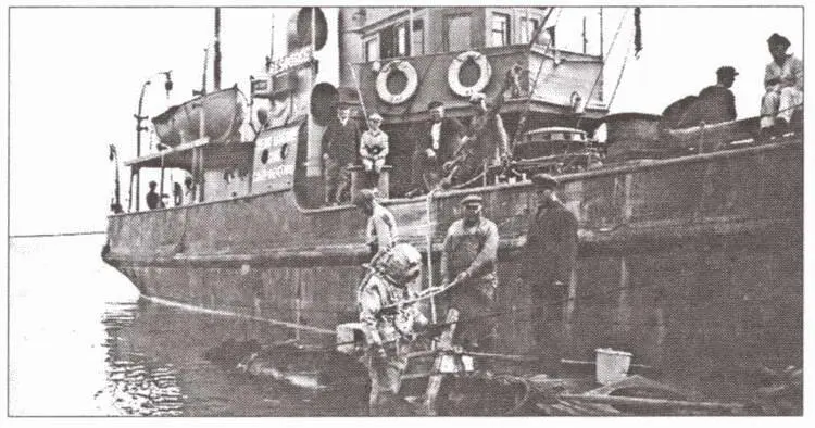 Водолазы спасательного судна Resource на работах у Славы июнь 1929 г Из - фото 21