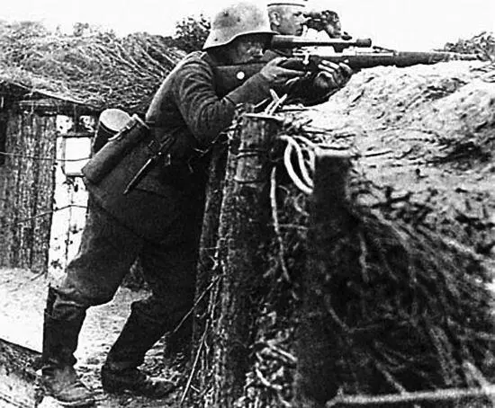 Германский снайпер в передовой траншее Западный фронт 1915 г Тем не менее - фото 8