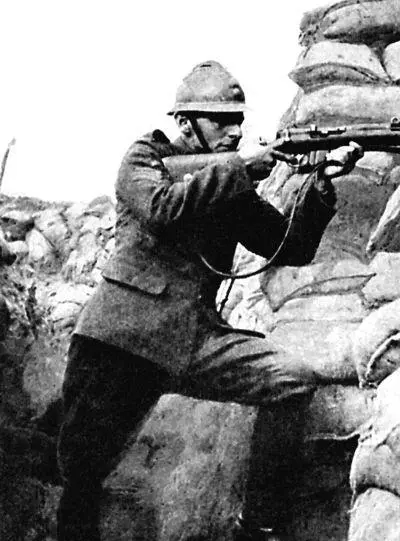 Французский снайпер поджидает жертву 1916 г В войсках Антанты особенно - фото 10
