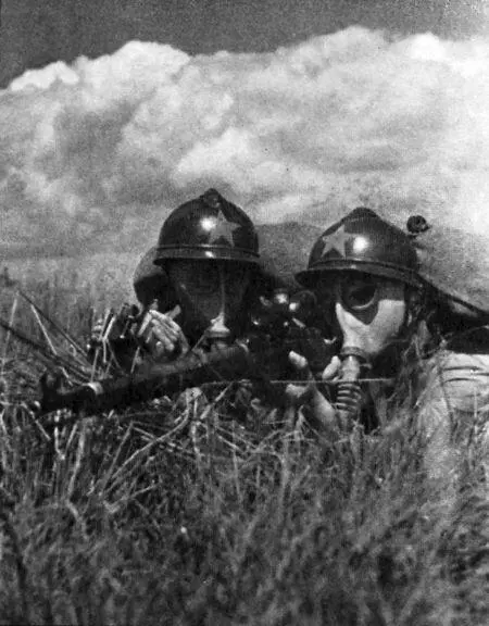 Снайперский расчет РККА отражает химическую атаку противника Маневры 1934 г - фото 14