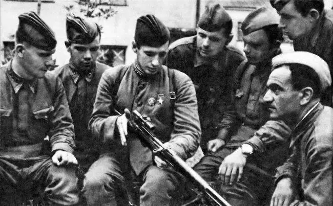 Один из зачинателей снайперского движения на Ленинградском фронте Герой - фото 60