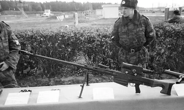 127мм самозарядная снайперская винтовка ОСВ96 с ночным прицелом на сошке - фото 275