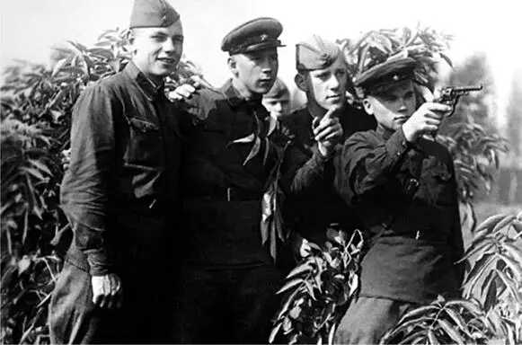 Танкист Михаил Калашников на учебных стрельбах 1940 г И вновь встреча с - фото 3