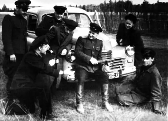 Михаил Калашников с друзьями возле автомобиля Победа приобретенном на - фото 28