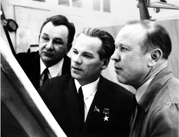 Калашников со своими помощниками ВН Пушиным слева и АД Крякушиным - фото 30