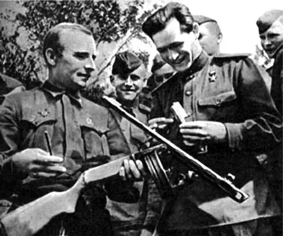 Конструктор Георгий Шпагин слева демонстрирует свой автомат воинам Красной - фото 32