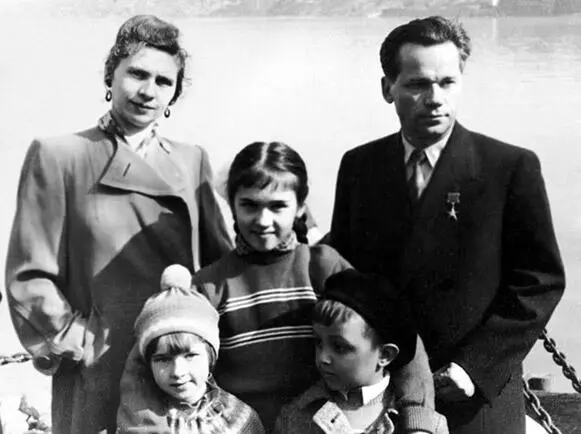 Михаил Калашников с женой и детьми 1959 г Изменение технологии производство - фото 40