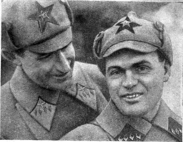 На снимке слева направо командующий ВВС РККА Я И Алкснис и И К Грязнов - фото 14