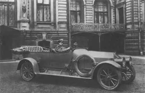 Великий князь Дмитрий Павлович в своем авто в котором 17 декабря 1916 года - фото 46