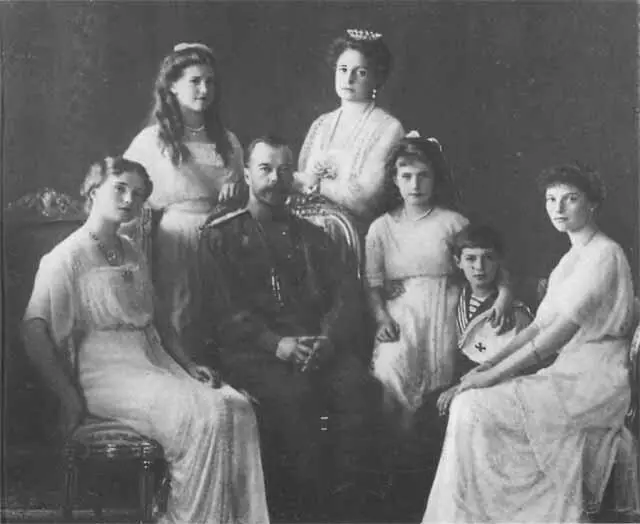Царская семья 1913 г Прибытие государя в Ставку 1914 г Раздача - фото 47