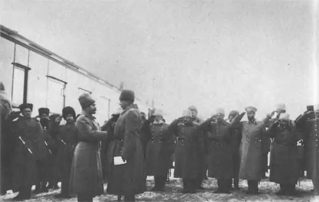 Прибытие государя в Ставку 1914 г Раздача пасхальных куличей на фронте - фото 48