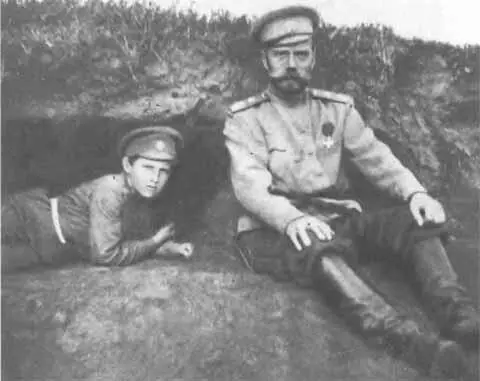 Николай II с сыном Алексеем на военных позициях 1916 г Сестры милосердия в - фото 51