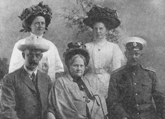 А Ф Миллер в кругу детей Наталья моя мама стоит слева Ольга Алексей - фото 4