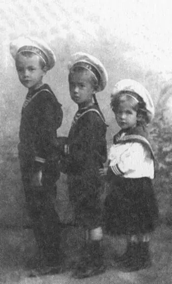 Малмаламеньше Андрей я и наша сестричка Алечка ок 1909 г Мы с - фото 8