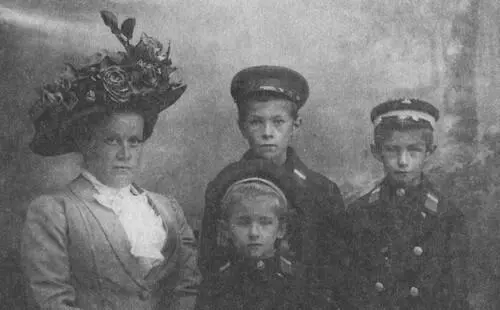 Мы с маменькой ок 1912 Андрей сидит я и Аля начало 20х гг В - фото 9