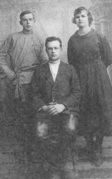 Андрей сидит я и Аля начало 20х гг В ЮжноГобийской экспедиции 1935 - фото 10