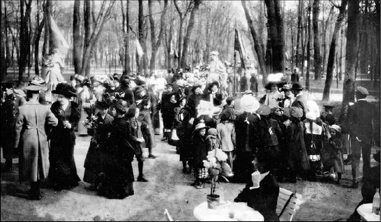 Гулянье в Летнем саду 1 мая 1911 года За несколько лет 4 млн крестьян - фото 12