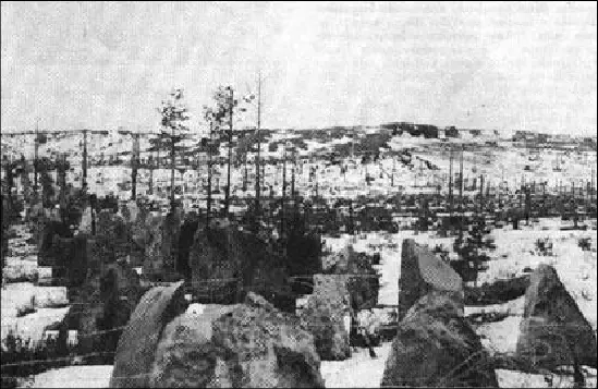 Высота Sormi Палец на переднем плане линия гранитных надолбов с колючей - фото 68